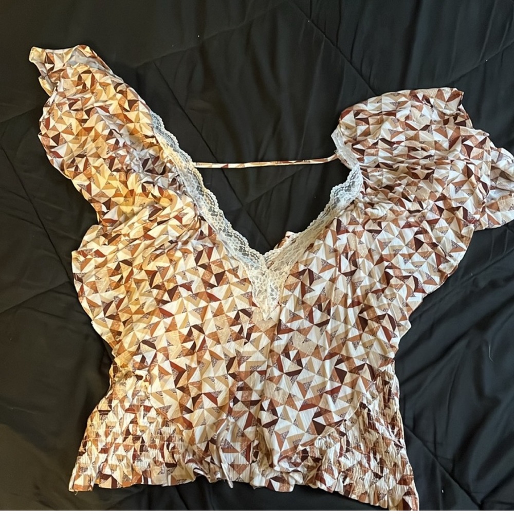 Gimmick flowy top